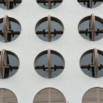 Fassade mit runden Fenstern und Klappläden am Revo München