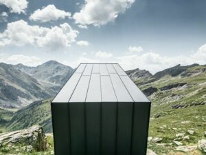 Schutzhütte »Bivacco Brédy« mit robuster Aluminiumfassade im italienischen Alvise