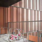Fahrradstellplatz vor Terrakotta-Fassade im Holzbau-Gebäudekomplex »Wood‘Art« in Toulouse