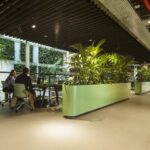 Arbeitsbereich mit Pflanzkübel im Uni-Gebäude LAB42 in Amsterdam