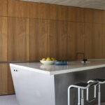 Freistehender Küchenblock im Einfamilienhaus DeDe von Oyo Architekten