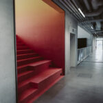 Rote Sitzstufen, die als textiler Raum gestaltet sind, im Texoversum in Reutlingen