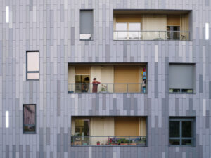 Loggien und graue Keramikfassade am Wohnkomplex »Ascension Paysagère« in Rennes von MVRDV