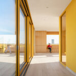 Revitalisiertes Bürogebäude in Berlin von MVRDV mit gelben Wänden