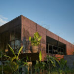 Villa in Costa Rica mit perforierter Aluminiumfassade in Cortenstahl-Optik