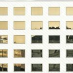Metallfassade mit strengem Fensterraster an einem Hotel in Wien