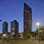Wohnturm CasaNova in Rotterdam von Barcode Architects am Abend