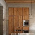 Küche mit Holzdecke und Einbauschrank in einem Einfamilienhaus in Barcelona