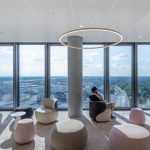 Conference Lounge im 15. Obergeschoss mit Blick über Düsseldorf. Bild: HPP Architekten / Ralph Richter