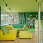 Wohnraum mit grünem und gelbem Interieur