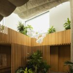 Wohnbereich unter einer organisch geformten Betonsäule in einem Einfamilienhaus in Kanada