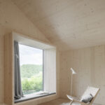Wohngalerie mit Sitzfenster in einem Ferienhaus in Holzbauweise