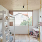 Kinderzimmer mit Holzdecke