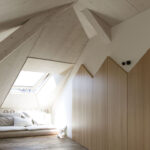 Wohnraum mit Boden, Decken und Wänden aus Holz