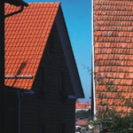 Außenwinklige Dächer im historischen Ortskern: Mit Dachkeilen folgt die Deckung der Geometrie ohne Verblechungen.