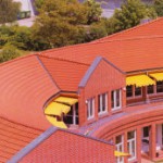 Mit Dachziegeln verschiedener Deckbreiten lassen sich Dächer mit unterschiedlichen Traufe- und Firstradien gleichmäßig und damit elegant eindecken.