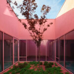 Begrünter Lichthof und mir rosafarbener Fassade