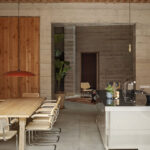 Koch-Essbereich mit Holzdecke in einem Einfamilienhaus in Barcelona