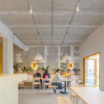 Co-Working-Café in revitalisiertem Bürogebäude in Berlin von MVRDV