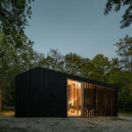 Ferienhaus auf Texel mit schwarzer Holzfassade von Orange Architects