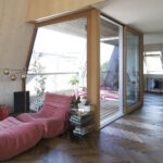 Wohnraum mit eingerückter verglaster Loggia