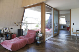 Wohnraum mit eingerückter verglaster Loggia