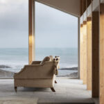 Sessel in einem Wohnraum mit Blick aufs Meer