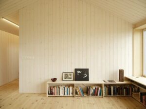 Wohnraum mit Wänden und Böden aus weiß gebeizten Kiefernbrettern