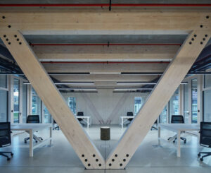 Firmengebäude als Holz-Hybrid-Bau mit Tragstruktur aus Leimbindern