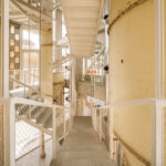 Neue Treppe und altes Silo in einem ehemaligen Fabrikgebäude in Lissabon