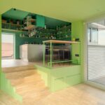 Erhöht liegende Küche in Grüntönen