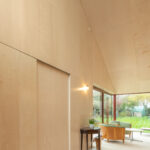 Wohnraum mit hellen Holzoberflächen aus Pappel-Sperrholz
