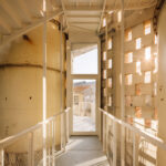 Neue Treppe und altes Silo in einem ehemaligen Fabrikgebäude in Lissabon