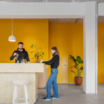 Co-Working-Café in revitalisiertem Bürogebäude in Berlin von MVRDV