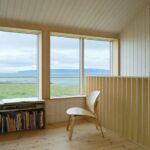 In Holz gehaltener Wohnraum mit großen Fenster