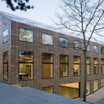 Die Argeton-Fassade kann Forderungen aus Gestaltungssatzungen nach einem keramischen Steildach auf verblüffende Weise erfüllen. Bild: Wienerberger
