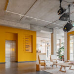 Eingangsbereich in revitalisiertem Bürogebäude in Berlin von MVRDV