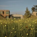 Einfamilienhaus mit Holz- und Betonfassade auf grüner Wiese in Kanada
