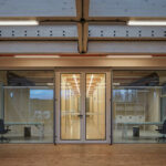 Firmengebäude als Holz-Hybrid-Bau mit Tragstruktur aus Leimbindern