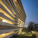 Skulptural geformtes Einfamilienhaus in Portugal mit Fassade aus Betonringen