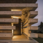 Skulptural geformtes Einfamilienhaus in Portugal mit Fassade aus Betonringen