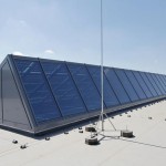 Zwei Shed-Oberlichter auf dem Dach sorgen für Tageslicht und Stromproduktion.