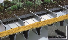 Aluminium-Profiltafeln und extensive Dachbegrünung