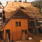 Mit Reet gedecktes Dach (im Vordergrund der neue Anbau): Die über 45 Grad steile Dachneigung verhindert Nässestau auf der Außenhaut. Foto: Holzbau Stahl