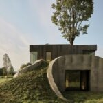Einfamilienhaus mit Holz- und Betonfassade auf grüner Wiese in Kanada