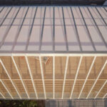 Hölzerner Dachstuhl mit Dachdeckung aus Glas und Polycarbonat
