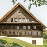 300 Jahre altes Hochstudhaus in Boswil, das zum Künstlerhaus umgenutzt wurde