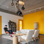 Treffpunkt in revitalisiertem Bürogebäude in Berlin von MVRDV