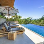 Pool-Terrasse mit Liegestühlen im Raintree House in Costa Rica