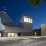 Kirche in Poing von meck architekten mit Keramikfassade